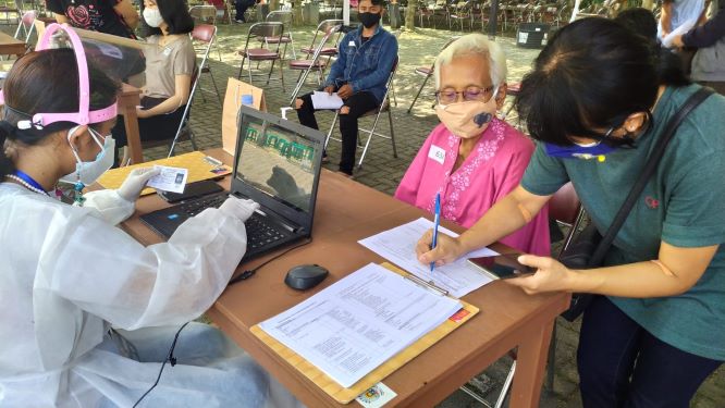 Ibu Haryati dibantu saat registrasi